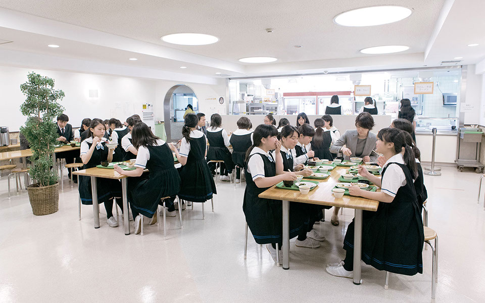 瀧野川女子学園 施設紹介 食堂