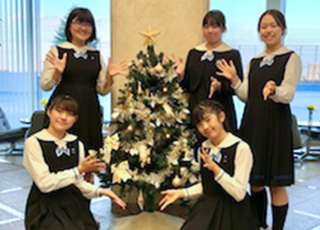 中学生徒会の生徒がロビーにツリーを飾りました