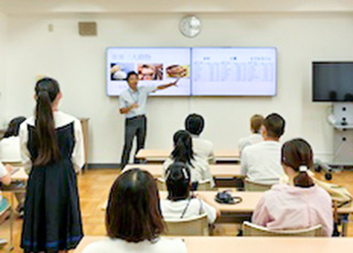先端ICTを活用した授業が体験できる学校説明会を開催します。