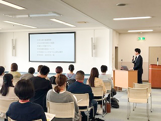 高校3年生の保護者の方向けに、大学入試に関する講演を行いました