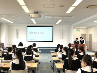 生徒会より昨年度の決算報告と今年度の会計予算についての決議がありました