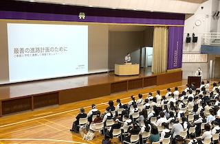７/５（土）に高校１年生・中高一貫４年生向けに進路講演会を行いました