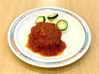 肉汁あふれる！カフェテリア自慢の「手作りハンバーグ」