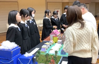 １/２４（土）に中高一貫１年〜３年の創造性教育発表会を行いました。 