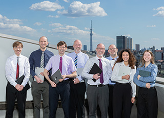 8人のネイティブ教師と4人の日本人英語教師がチームで本当に話せる英語を育みます