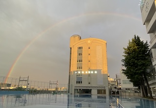 4/27(月)、瀧野川女子学園に、とっても素敵な虹が現れました！