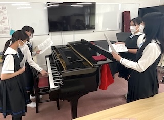 夏休みのクラブ活動の様子をご紹介します！
今回は合唱部！