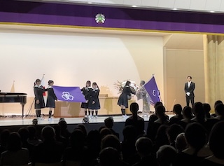 本校は創立百周年を迎え、本日無事に記念式典を執り行いました。 当日の式典の様子をご紹介いたします